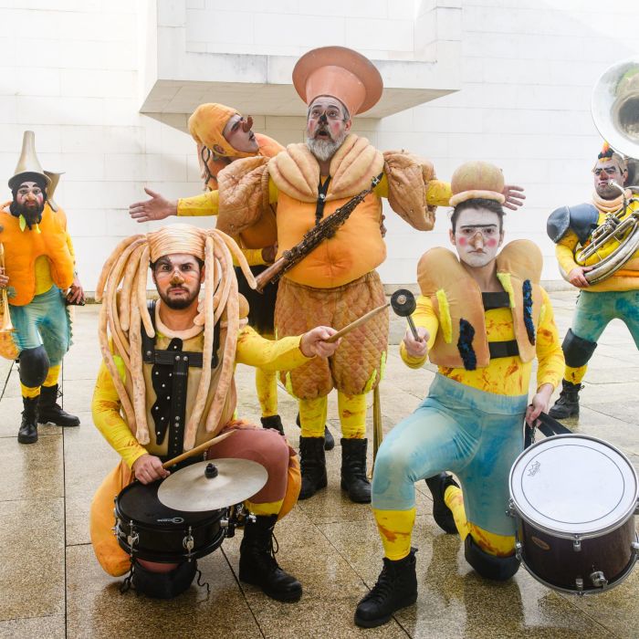 Bufanfa fanfarra de bufões por Companhia Nuvem Voadora