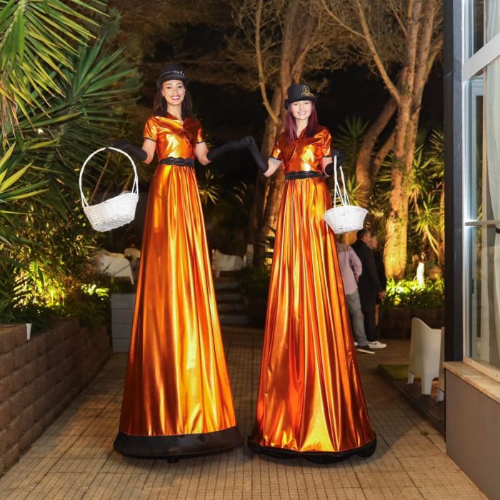 Walkacts with Stilts for Events von Mr. Milk and Friends