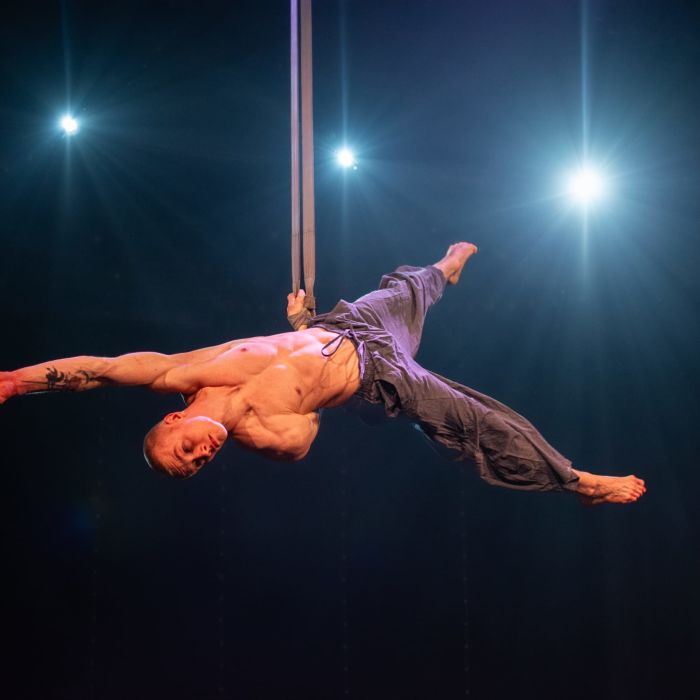 Aerial Straps Solo Act por Ben Radke