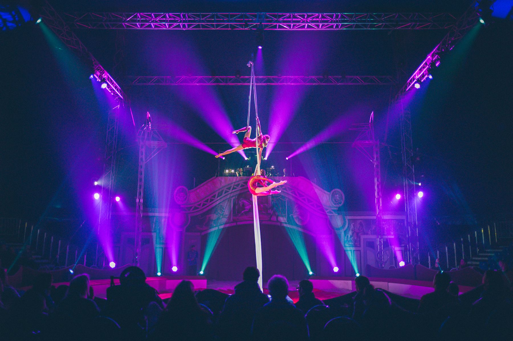 Dinner Entertainment Book a Street Artist