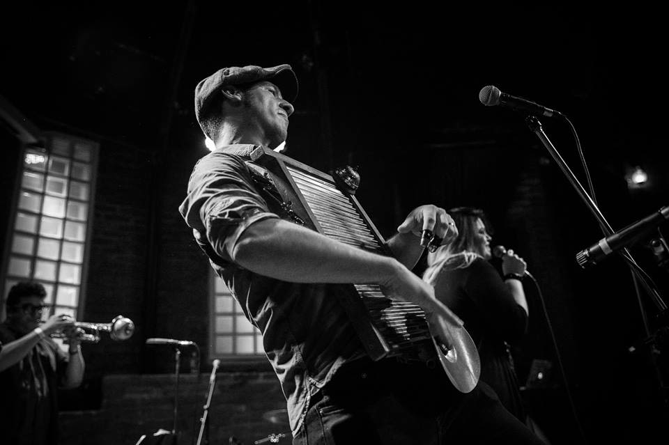 Gringo's Washboard Band Book a Street Artist