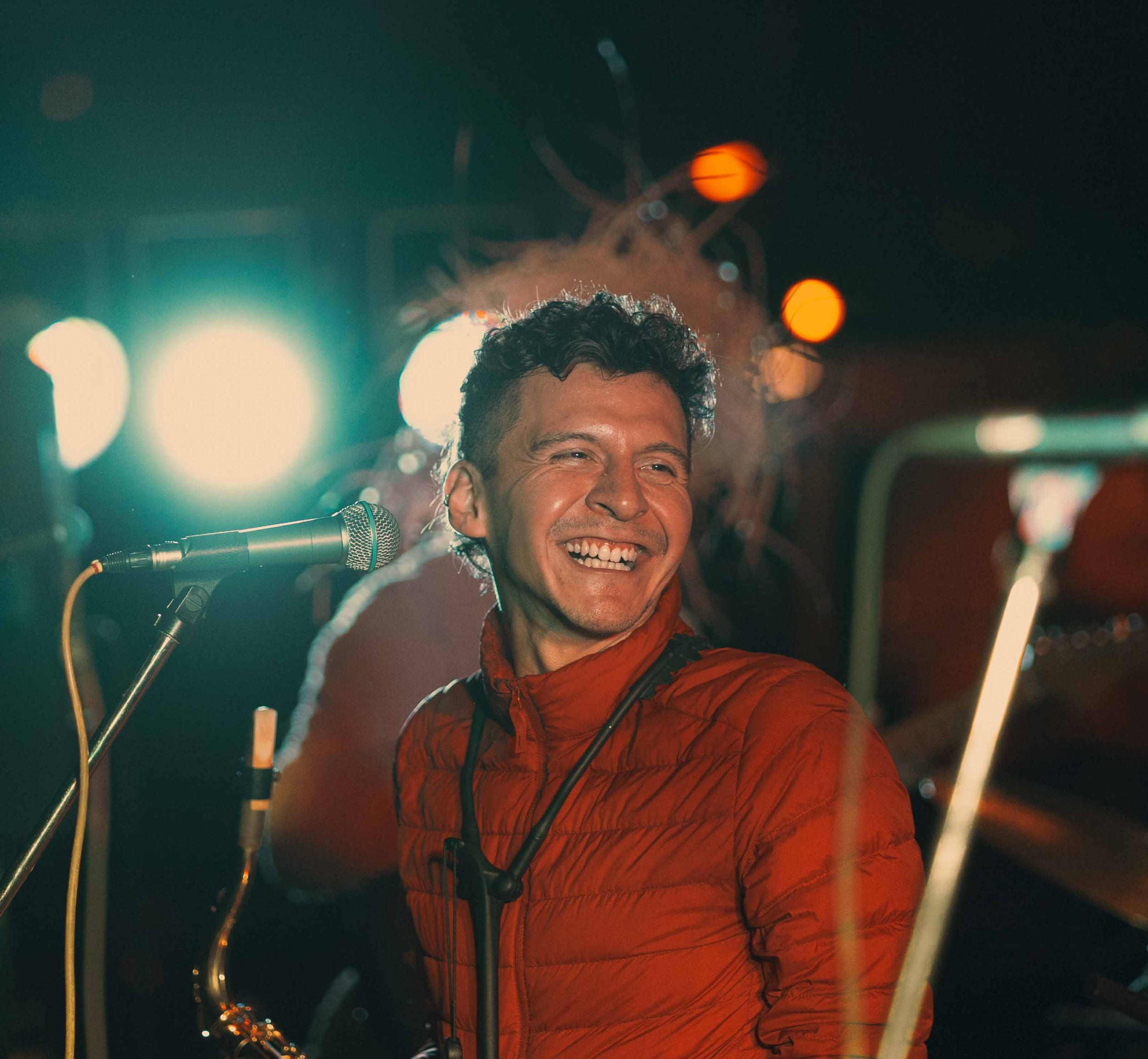 Los Lacayos Book a Street Artist