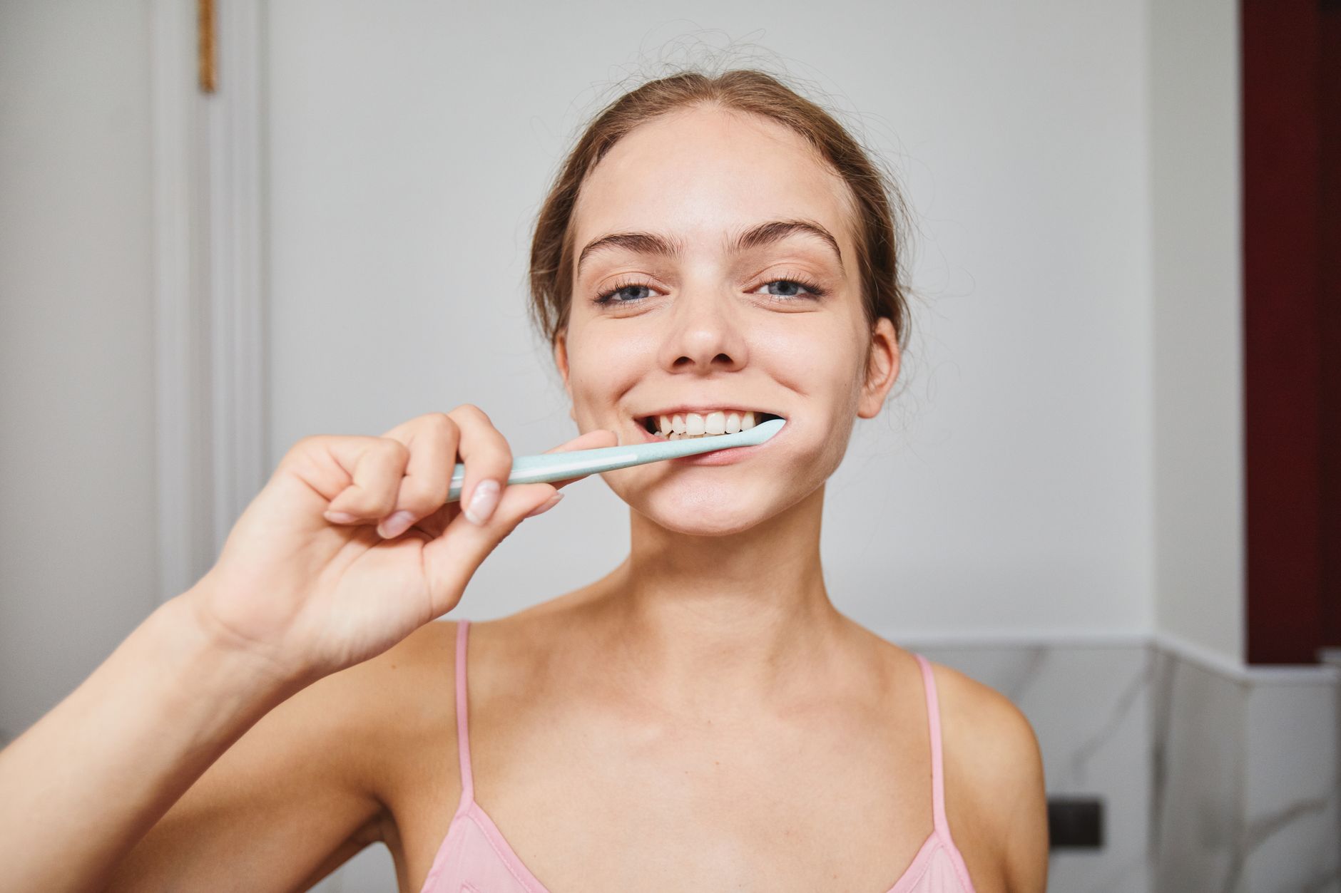 4 Simple Tips To Safely Whiten Your Teeth!