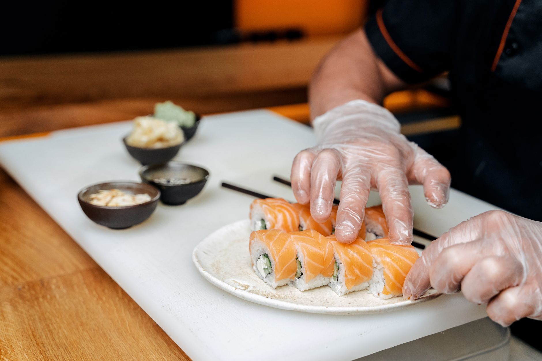 HOW TO EAT SUSHI? A GUIDE TO CONDIMENTS, UTENSILS AND MORE!