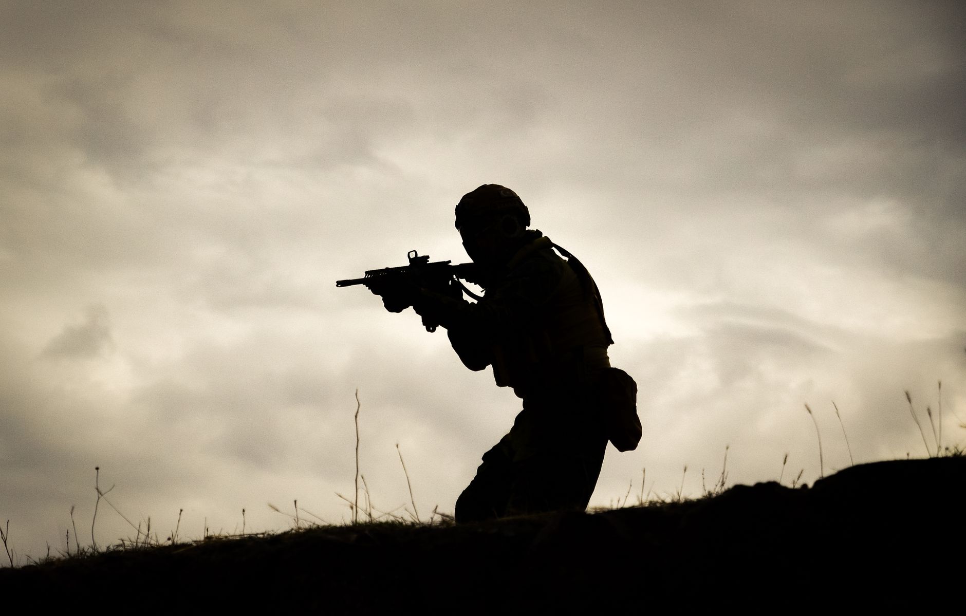 “The Shadows of a Manchester Soldier: Unraveling Tales of Love and Loss”