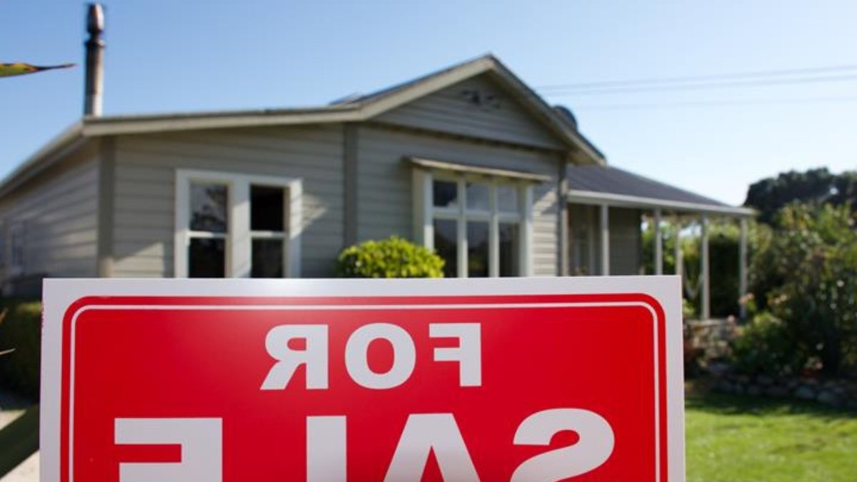 Home sales slide for seventh month - property market decline