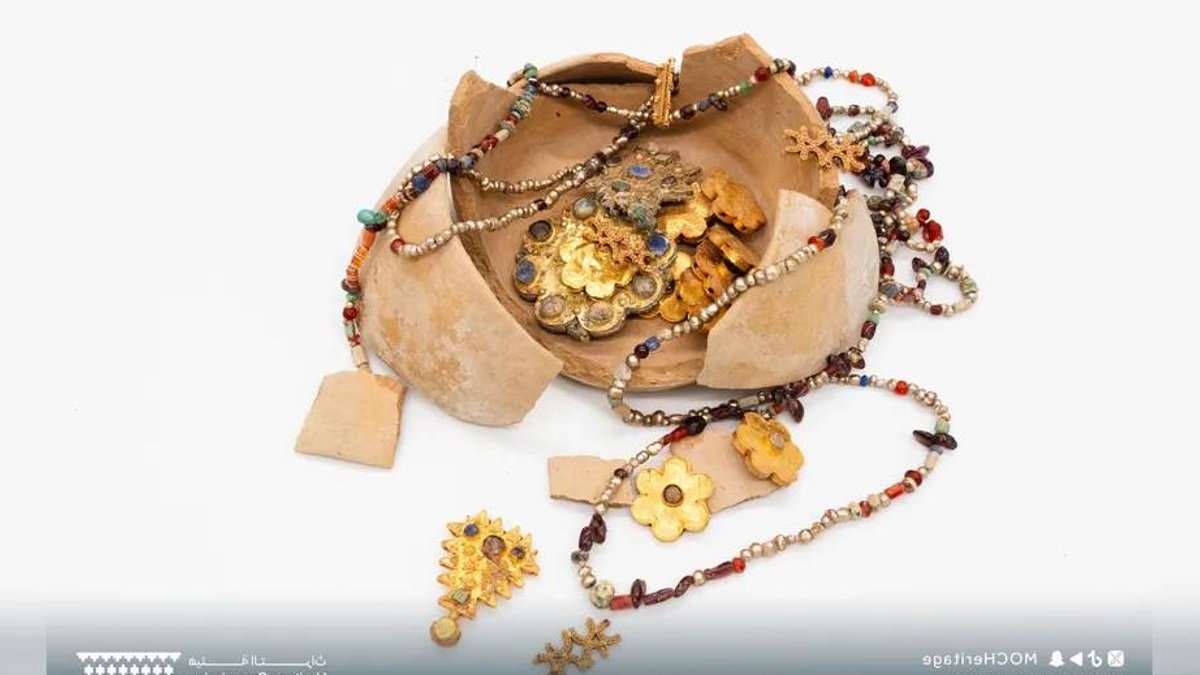 Saudi Archaeologists Uncover Gold Hoard in Pilgrimage Route Settlement - saudi archaeologists gold hoard