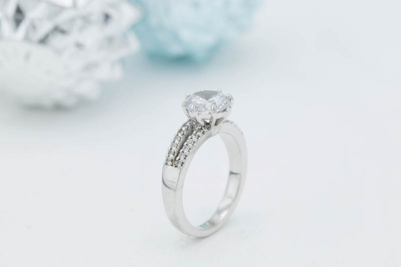 Customization Chronicles: Personalizing Your Engagement Ring with Style