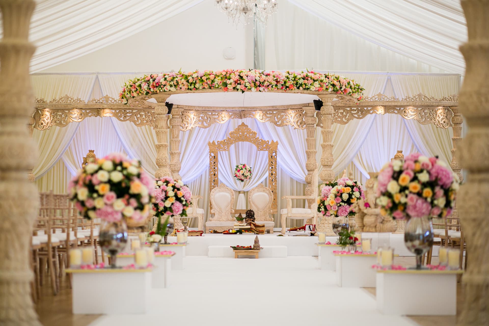 DIY Magic with Glimmer: Creating Affordable and Personalized Wedding Decor Inspired by Your Ring’s Design