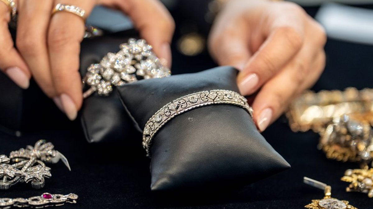 VO Vintage opens public exhibition of fine jewelry - vintage opens