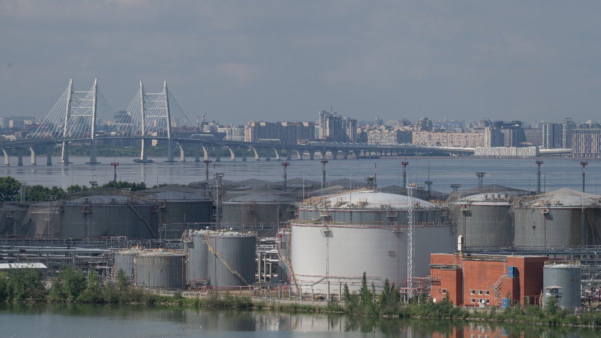 Russia sees oil output drop as short-term issue despite further declines expected