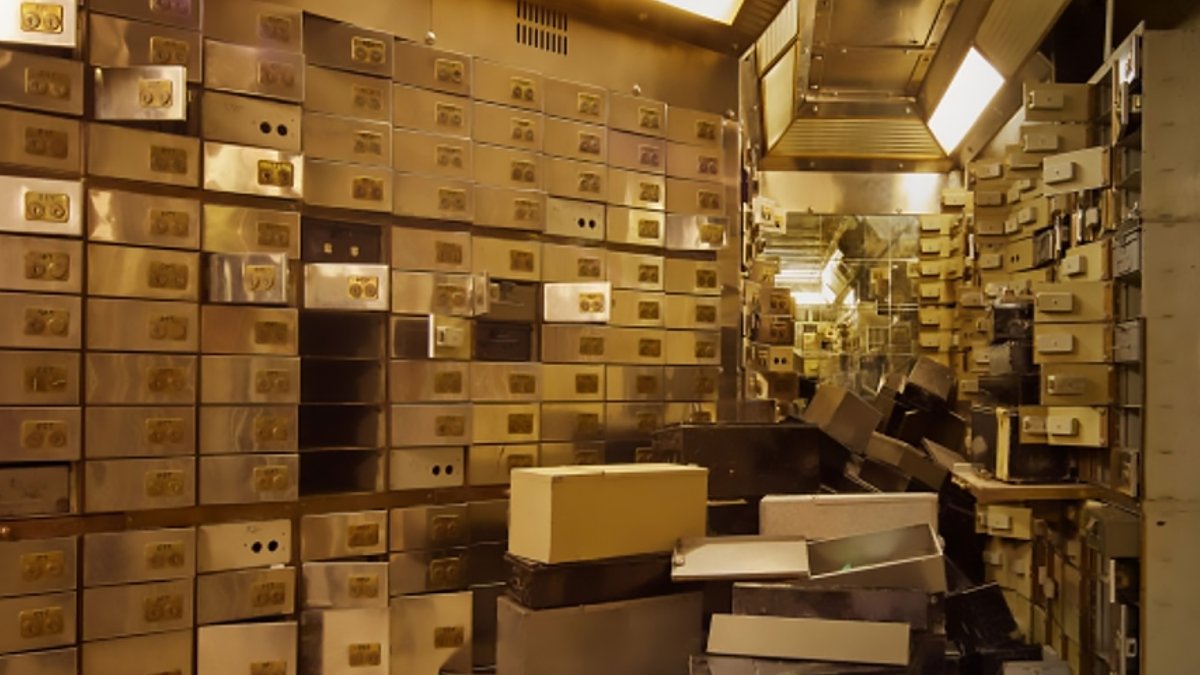 Local bar’s heist theme divides neighborhood - heist wine bar