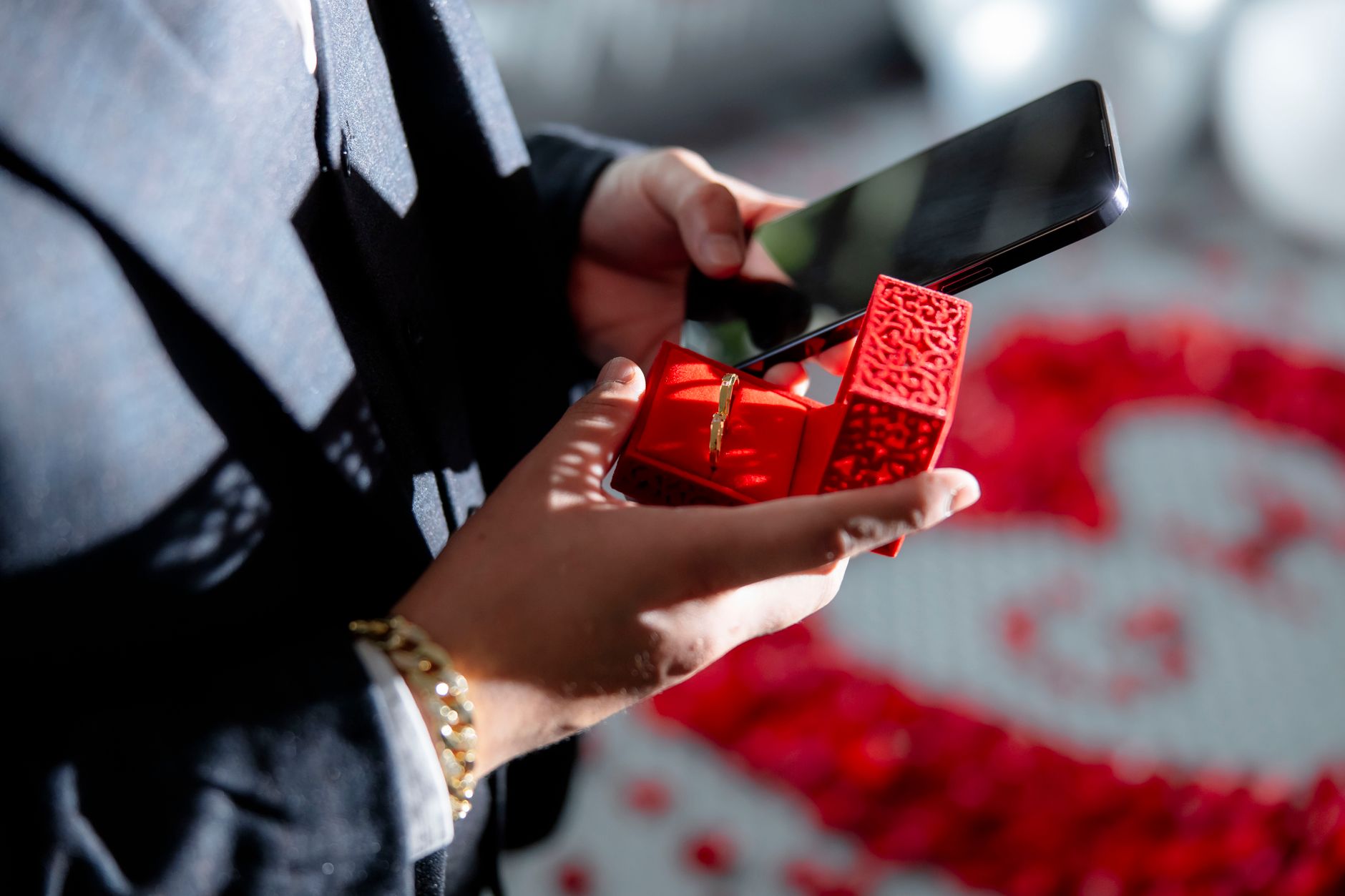 How to keep an engagement ring a surprise