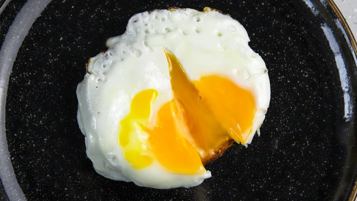 Experts weigh in on eating runny egg yolks - runny egg yolks