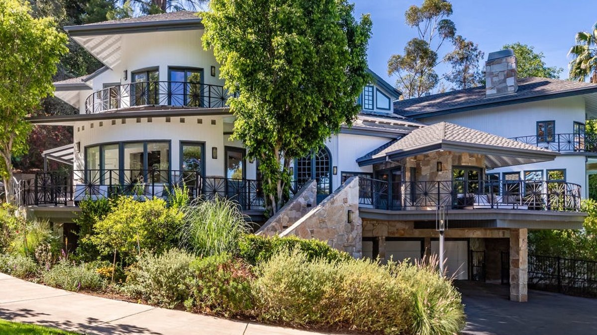 Selena Gomez Sells Encino Home for $5.4 Million Selena Gomez Sells Encino Home for $5.4 Million - encino home sale