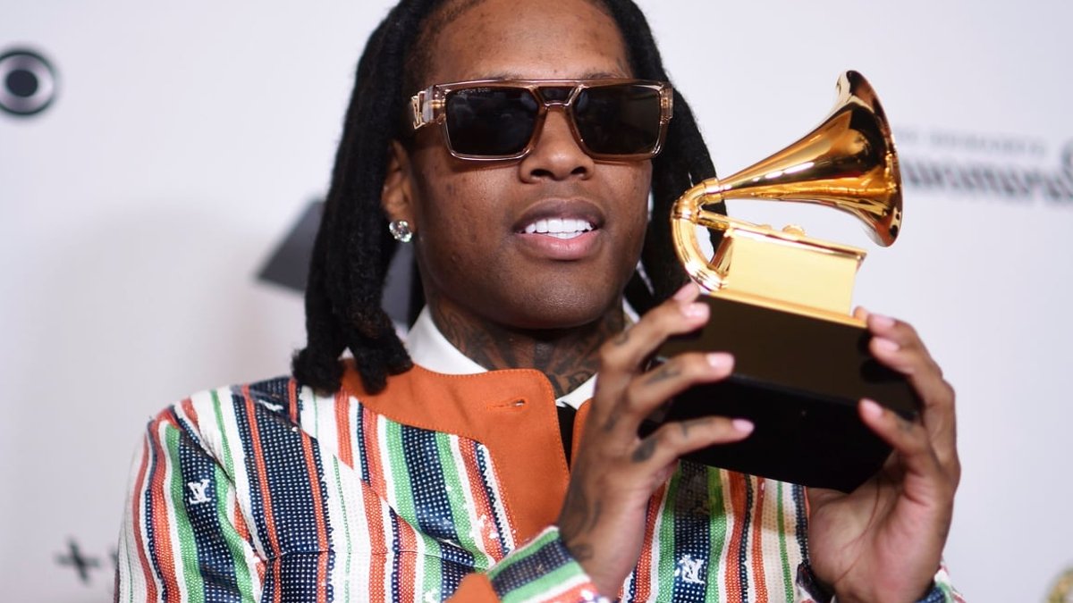 Lil Durk poses in the press room with the award for best melodic rap performance for "All My Life" by Lil Durk featuring J.