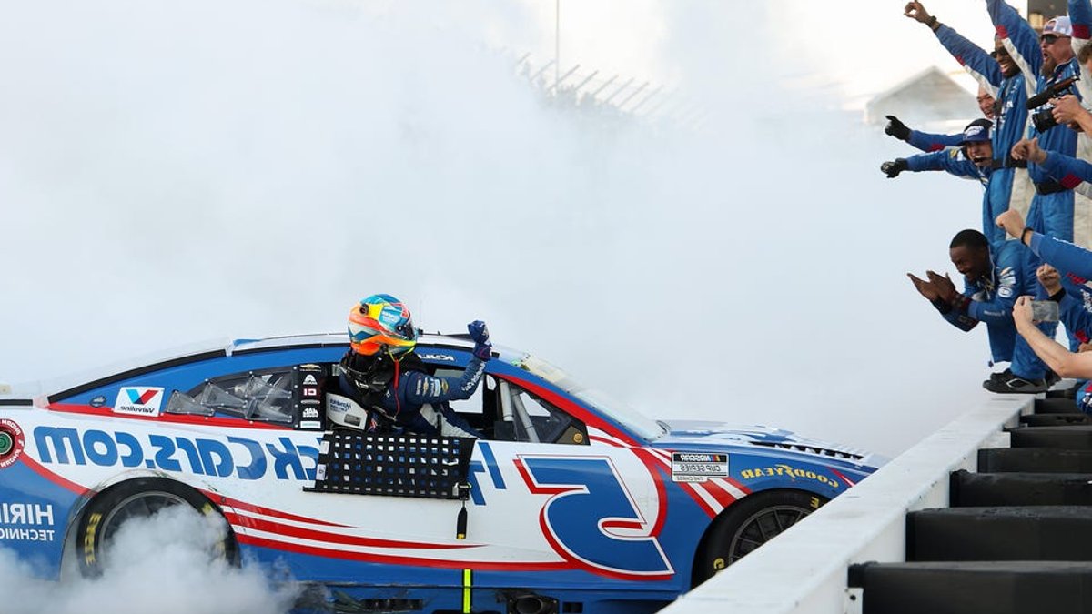 Larson ends 51-race drought in chaotic chase - kyle larson winless streak