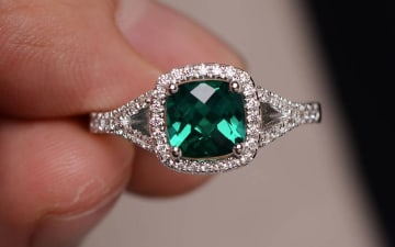 Gemstone Rings in Pop Culture: From Iconic Movie Moments to Celebrity Favourites