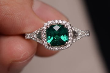 Gemstone Rings in Pop Culture: From Iconic Movie Moments to Celebrity Favourites