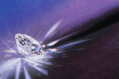 Canary Wharf’s Futuristic Elegance: Lab-Grown Diamonds Shine in London’s Engagement Ring Scene