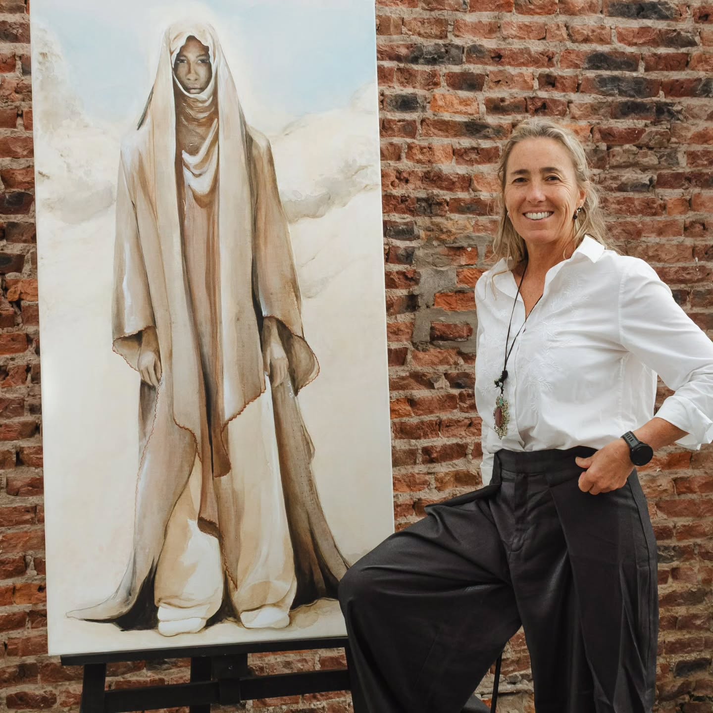 María Paula Gallego junto a una de sus obras
