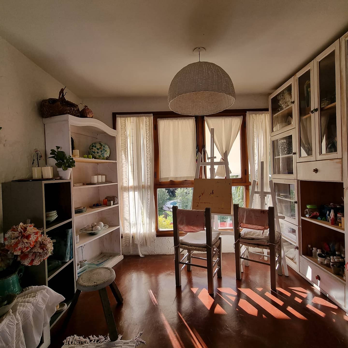 El taller de María Paula Gallego, con dos atriles frente a la ventana