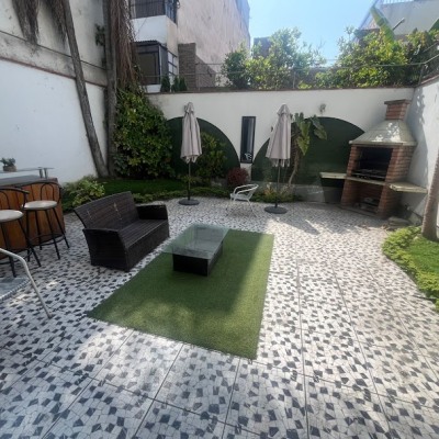 Casa amplia con jardín, terraza y sala luminosa ideal para reuniones y sesiones creativas - Imagen 4