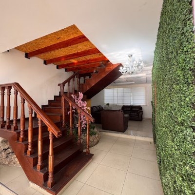 Casa amplia con jardín, terraza y sala luminosa ideal para reuniones y sesiones creativas - Imagen 3