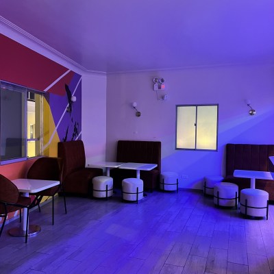Bar retro con decoración pop art - Imagen 5