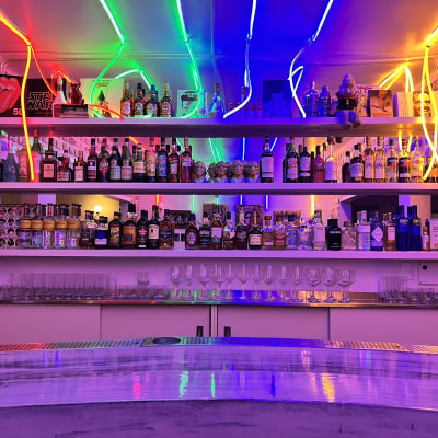 Bar retro con decoración pop art - Imagen 2