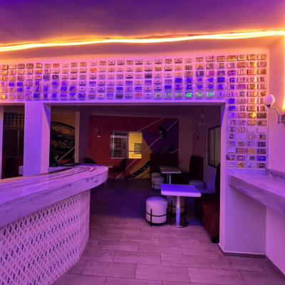 Bar retro con decoración pop art - Imagen 4