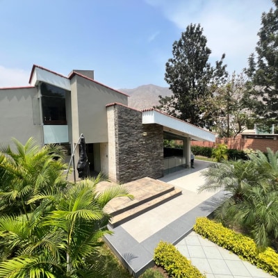 Casa elegante entre jardines y líneas modernas en La Molina - Imagen 2