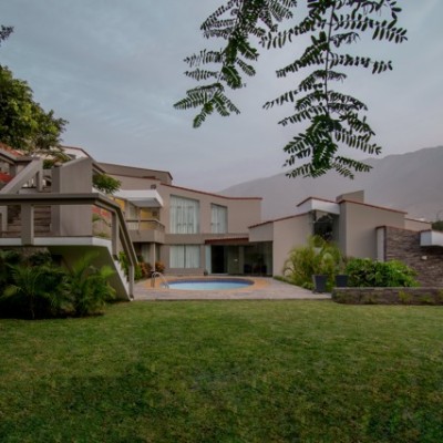 Casa elegante entre jardines y líneas modernas en La Molina - Imagen 5