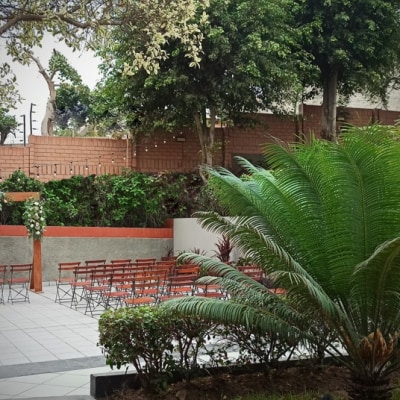 Casa elegante entre jardines y líneas modernas en La Molina - Imagen 3