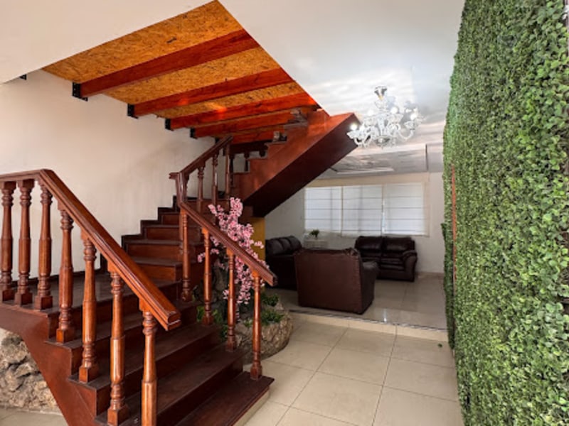 Casa amplia con jardín, terraza y sala luminosa ideal para reuniones y sesiones creativas - Imagen 3 de 5