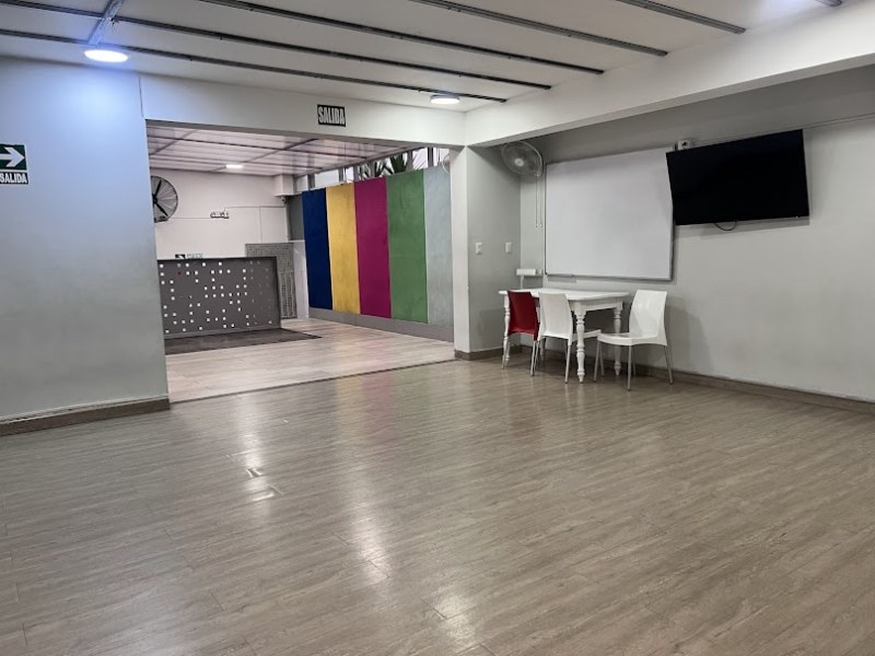 Salón multicolor academia: amplios y listos para tus talleres - Imagen principal