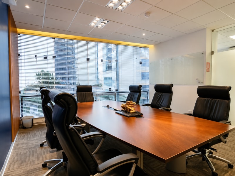 Sala ejecutiva para reuniones estratégicas en Miraflores - Imagen principal
