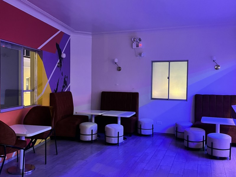 Bar retro con decoración pop art - Imagen 5 de 5