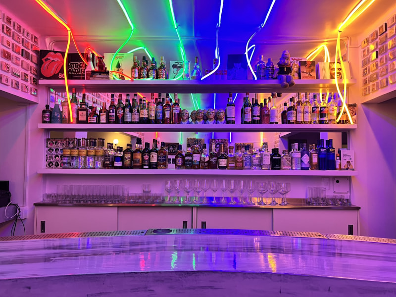 Bar retro con decoración pop art - Imagen 2 de 5