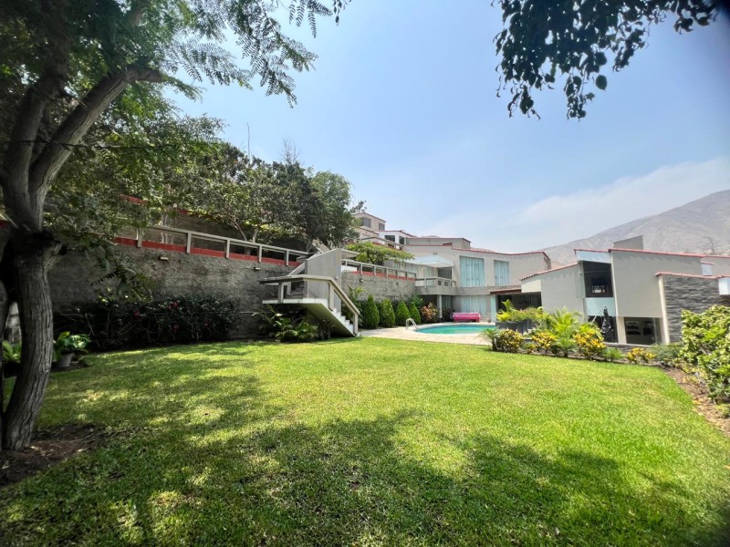 Casa elegante entre jardines y líneas modernas en La Molina - Imagen principal