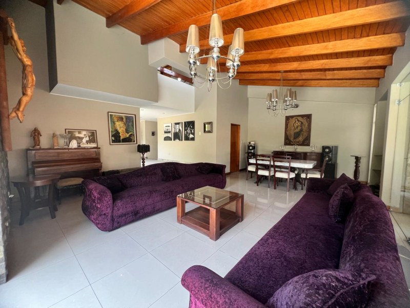Casa elegante entre jardines y líneas modernas en La Molina - Imagen 7 de 7