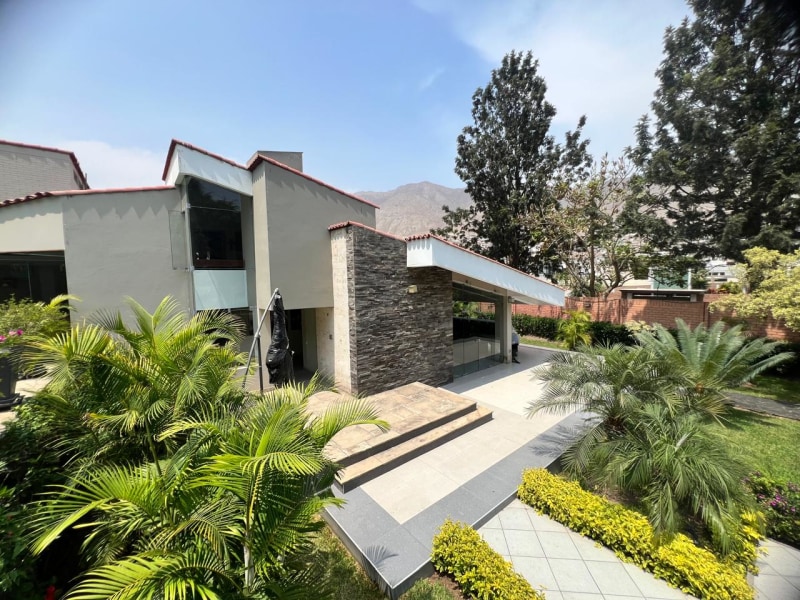 Casa elegante entre jardines y líneas modernas en La Molina - Imagen 2 de 7
