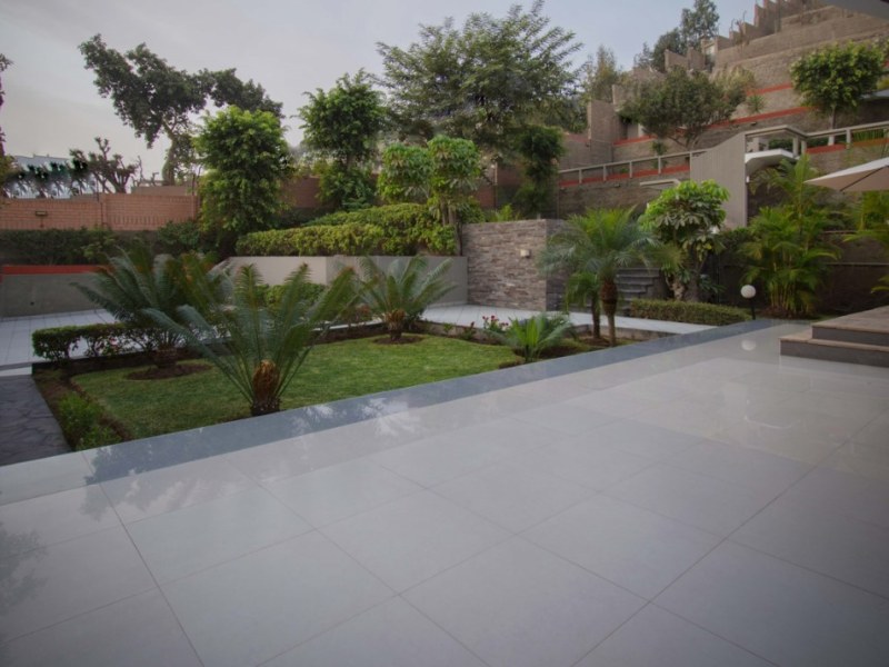 Casa elegante entre jardines y líneas modernas en La Molina - Imagen 6 de 7