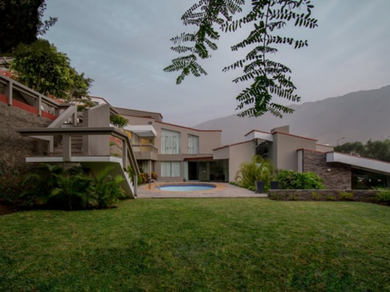 Casa elegante entre jardines y líneas modernas en La Molina - Imagen 5 de 7