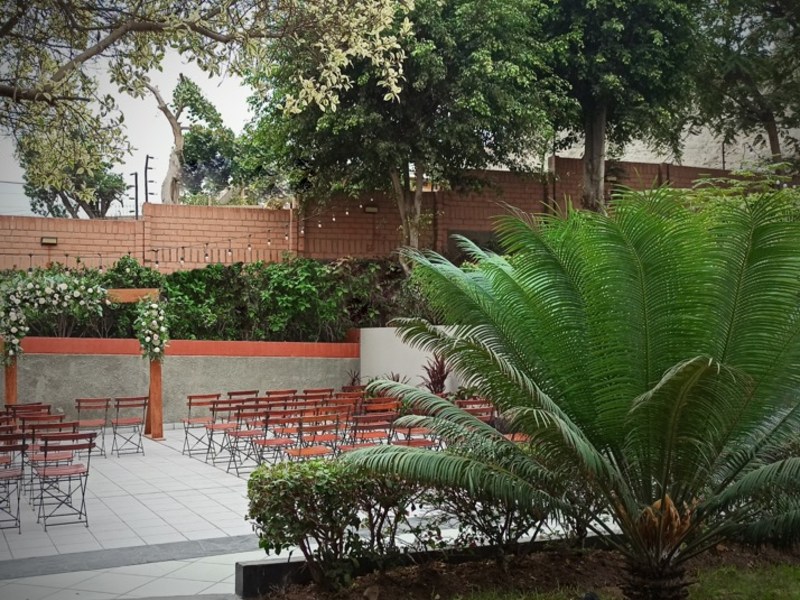 Casa elegante entre jardines y líneas modernas en La Molina - Imagen 3 de 7