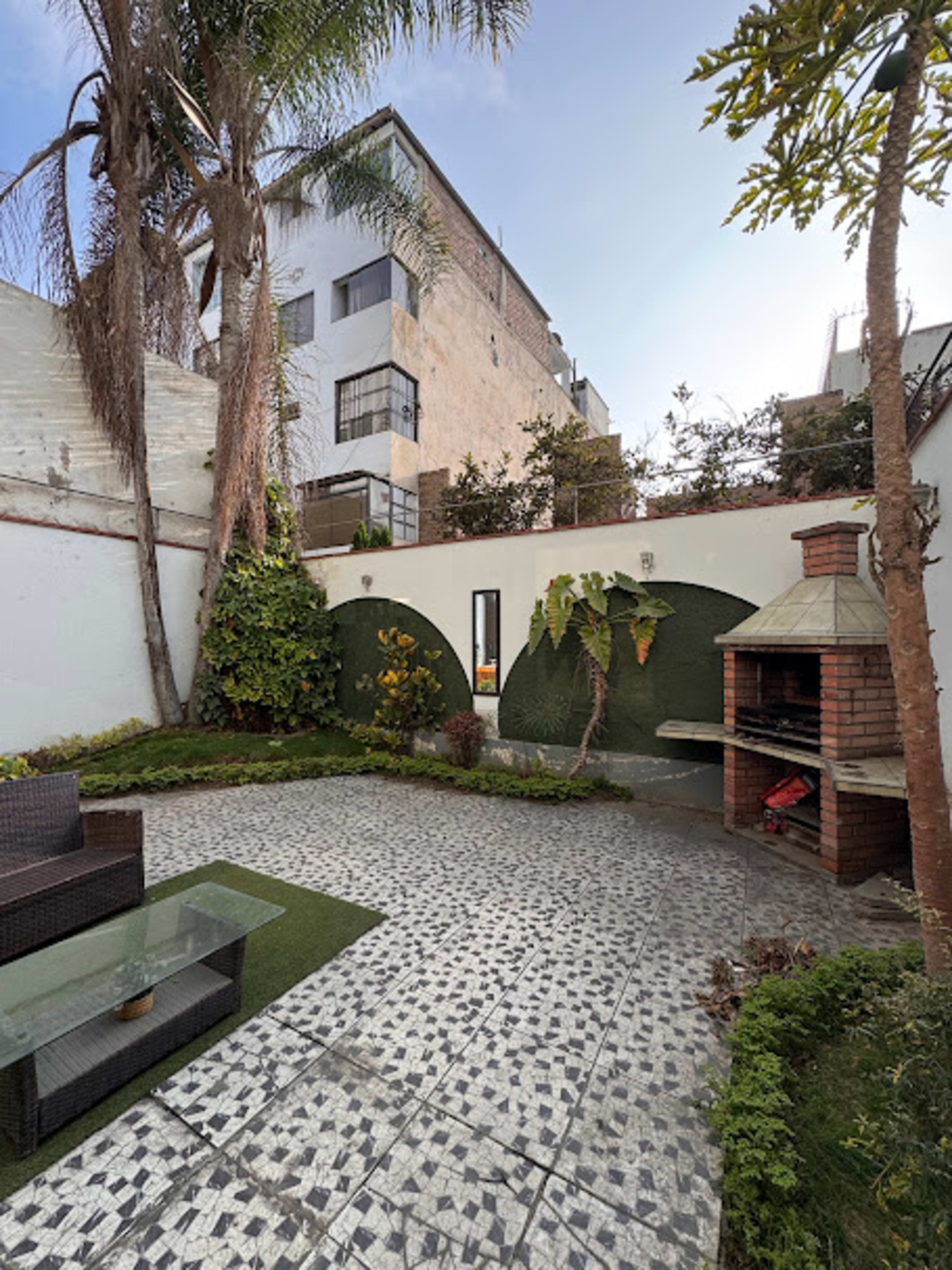 Casa amplia con jardín, terraza y sala luminosa ideal para reuniones y sesiones creativas