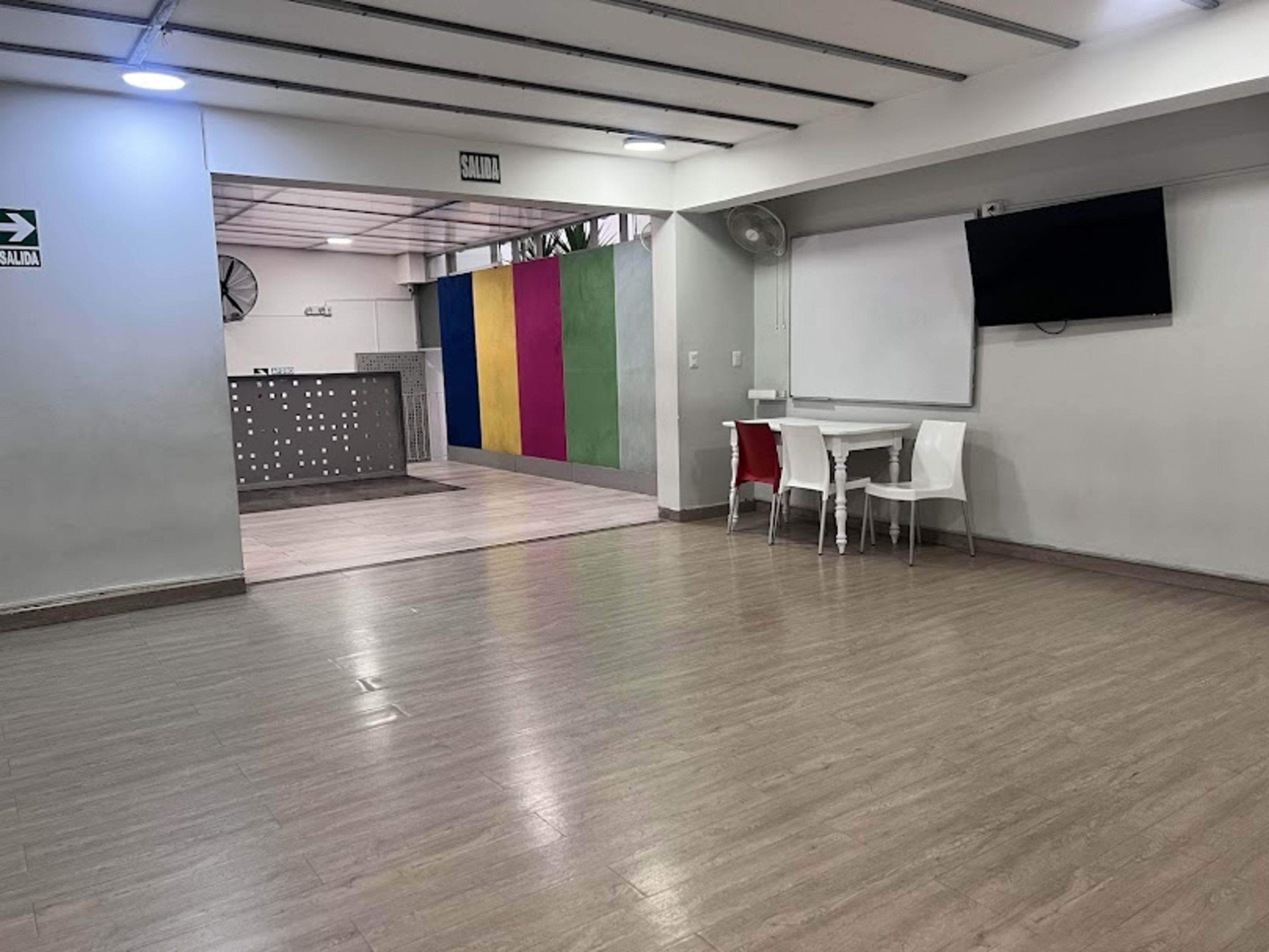 Salón multicolor academia: amplios y listos para tus talleres