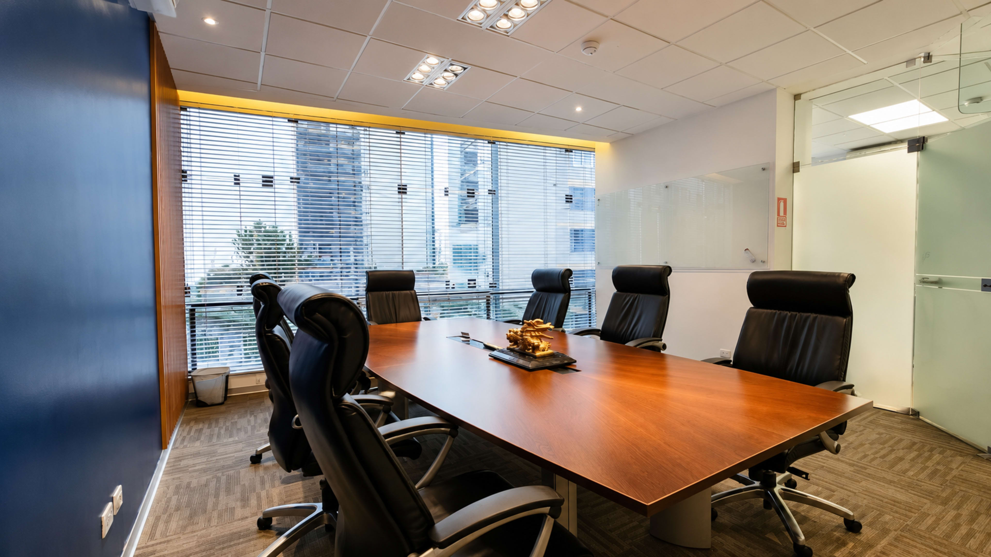 Sala ejecutiva para reuniones estratégicas en Miraflores