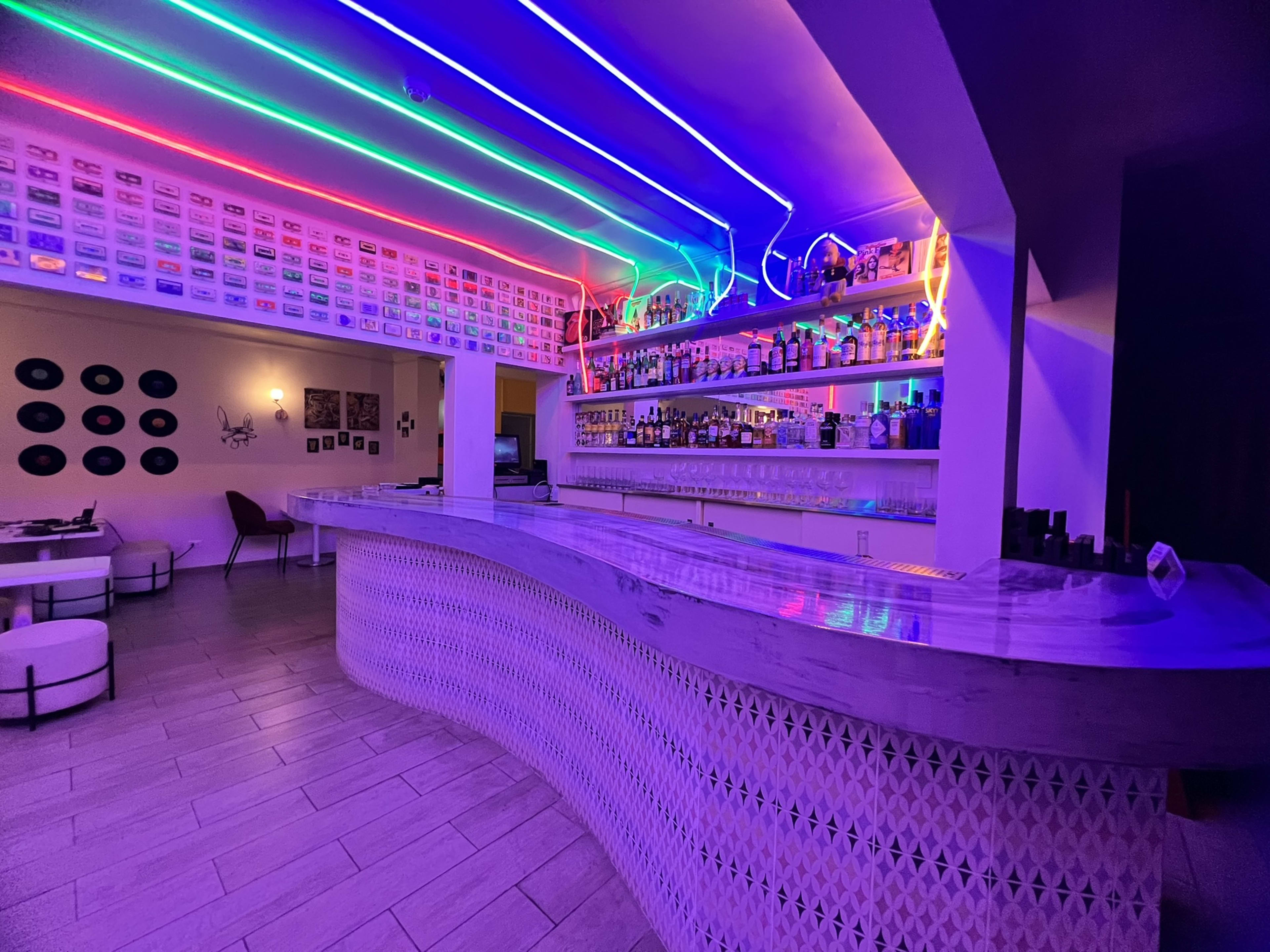 Bar retro con decoración pop art