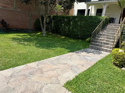 Refugio con jardín y piscina para eventos y producciones